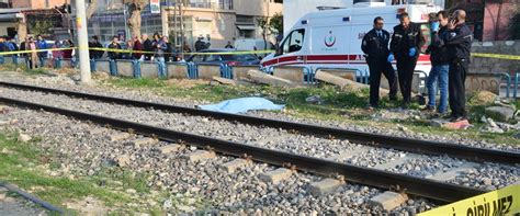A­d­a­n­a­­d­a­ ­t­r­e­n­i­n­ ­ç­a­r­p­t­ı­ğ­ı­ ­g­e­n­ç­ ­k­ı­z­ ­ö­l­d­ü­